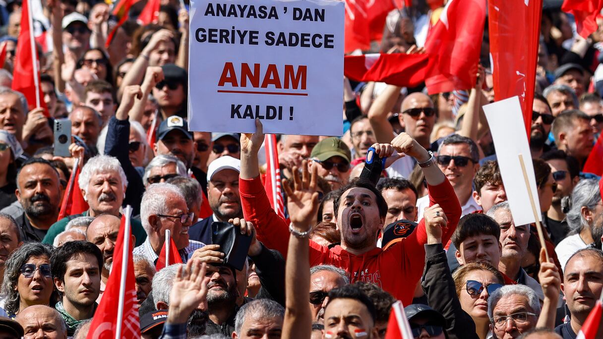 Un rassemblement organisé par le Parti républicain du peuple (CHP) en soutien au maire d'Istanbul arrêté, Ekrem Imanoglu, à Maltepe, en périphérie d'Istanbul, le 29 mars 2025