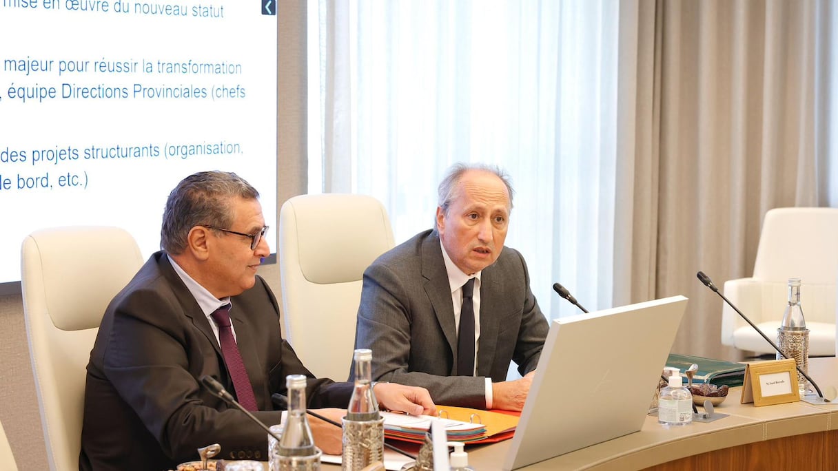 Le chef du gouvernement Aziz Akhannouch et le ministre de l'Education nationale, Mohamed Saâd Berrada, lors d'une réunion de la Commission ministérielle chargée de la réforme de l'enseignement, le 27 novembre 2024 à Rabat.