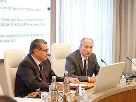 Le chef du gouvernement Aziz Akhannouch et le ministre de l'Education nationale, Mohamed Saâd Berrada, lors d'une réunion de la Commission ministérielle chargée de la réforme de l'enseignement, le 27 novembre 2024 à Rabat.