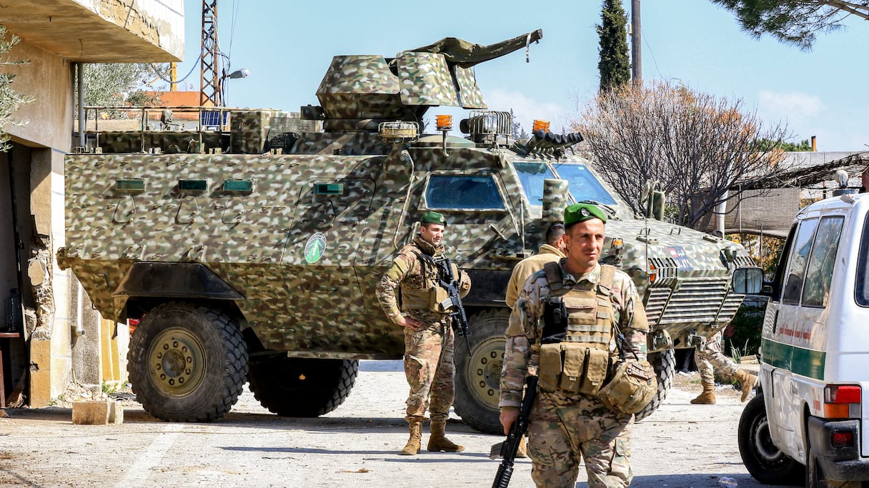 Des soldats de l'armée libanaise montent la garde à l'entrée du village de Houla, dans le sud du Liban, le 17 février 2025