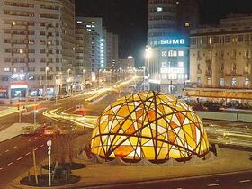 Coupole Zevaco, place des Nations Unies, Casablanca (cliché datant sans doute du début des années 80). Conçue dans les années 70 par l'architecte marocain Jean-François Zevaco (1916-2003), l'œuvre fut dégradée. Sa réhabilitation suit actuellement son cours.