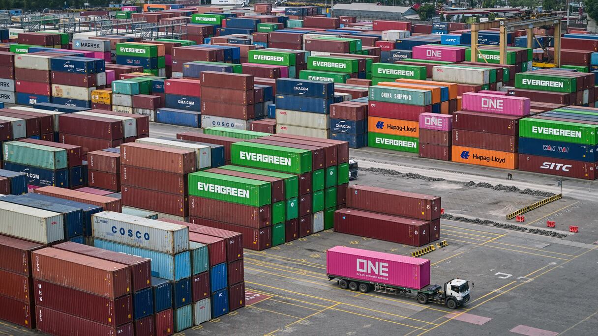 Conteneurs visibles au terminal international à conteneurs de Surabaya, le 7 juillet 2025