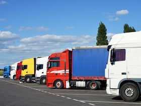 Des camions de transport routier.