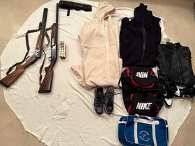 Deux fusils de chasse saisie lors de la perquisition du domicile du suspect.