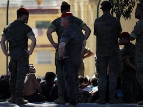 Des soldats espagnols surveillant des migrants à Sebta.
