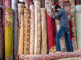 Le droit antidumping définitif instauré sur les importations de tapis originaires de Chine, d'Égypte et de Jordanie vise à protéger la production nationale contre la concurrence étrangère féroce.