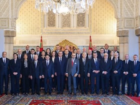 Une photo de famille de la nouvelle équipe Akhannouch avec le Roi Mohammed VI.