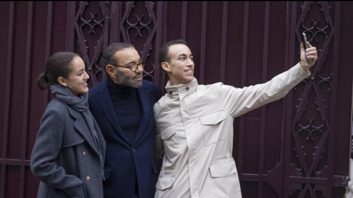 Le roi Mohammed VI avec ses enfants, le prince héritier Moulay El Hassan et Lalla Khadija, à Paris.