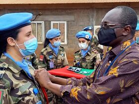 Une Casque bleue marocaine du bataillon marocain Morbatt, à Bangassou, au sud-est de la République centrafricaine, reçoit une médaille de l'ONU, au cours d'une cérémonie, le 20 août 2021.