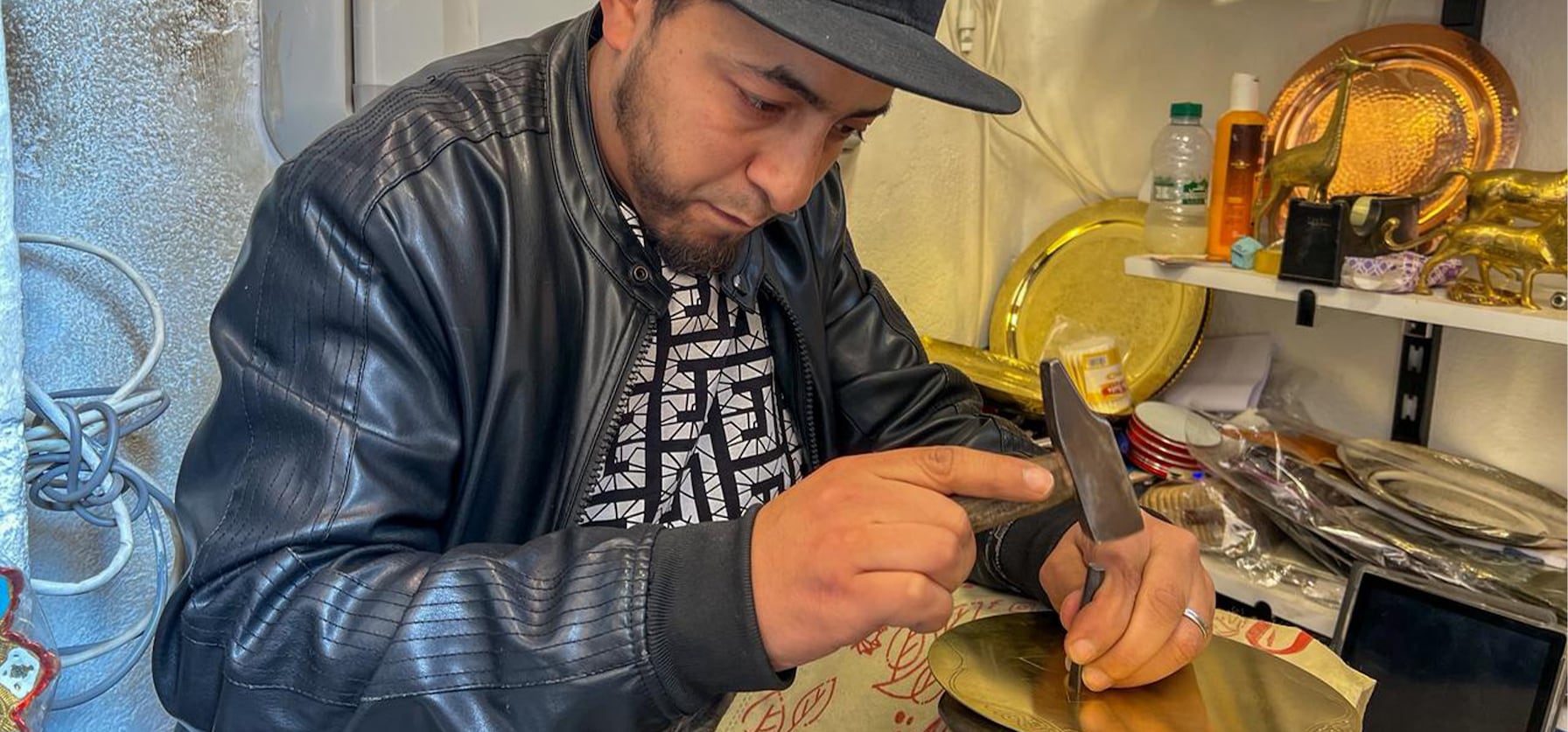 صُنِع بالمغرب (ح 5): فن النحاسيات.. إبداع متجدد يقاوم الاندثار داخل أسوار فاس العتيقة