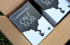 «Café noir», recueil collectif de 9 nouvelles écrites par des auteurs originaires de Syrie, de Bulgarie, de Turquie, du Sri Lanka (diaspora tamoule), de Tchéquie, de Géorgie, du Danemark, du Portugal et de Grèce.