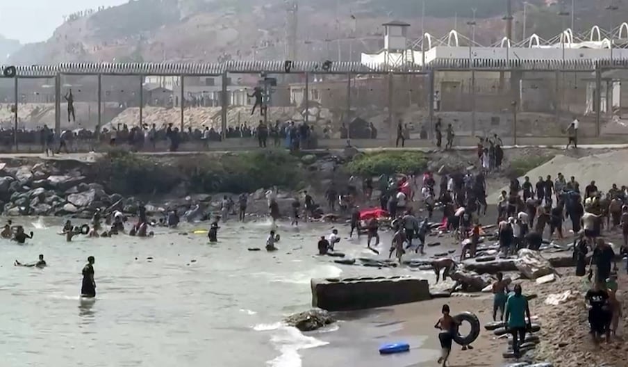 Une capture d'écran de migrants atteignant Sebta à la nage.