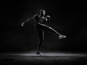 Achraf Hakimi joue dans une publicité annonçant la nouvelle collaboration d'Under Armour, son nouvel équipementier, et Mansory, marque de personnalisation de voitures de luxe.