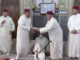 La remise d’un don royal au profit de la zaouïa Sidi Larbi Ben Sayeh, à l’occasion du 24e anniversaire de la disparition du roi Hassan II, vendredi 28 octobre 2022, à Rabat.