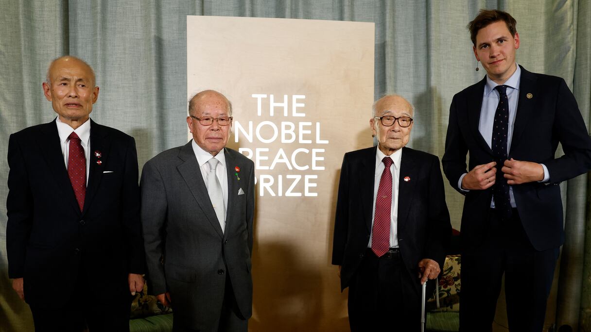 L'homme politique norvégien Jorgen Watne Frydnes (à droite) pose avec les représentants du lauréat du prix Nobel de la paix 2024, le groupe Nihon Hidankyo, Terumi Tanaka (2e à droite), Toshiyuki Mimaki (à gauche) et Shigemitsu Tanaka (2e à gauche), en Norvège, le 9 décembre 2024