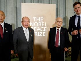 L'homme politique norvégien Jorgen Watne Frydnes (à droite) pose avec les représentants du lauréat du prix Nobel de la paix 2024, le groupe Nihon Hidankyo, Terumi Tanaka (2e à droite), Toshiyuki Mimaki (à gauche) et Shigemitsu Tanaka (2e à gauche), en Norvège, le 9 décembre 2024