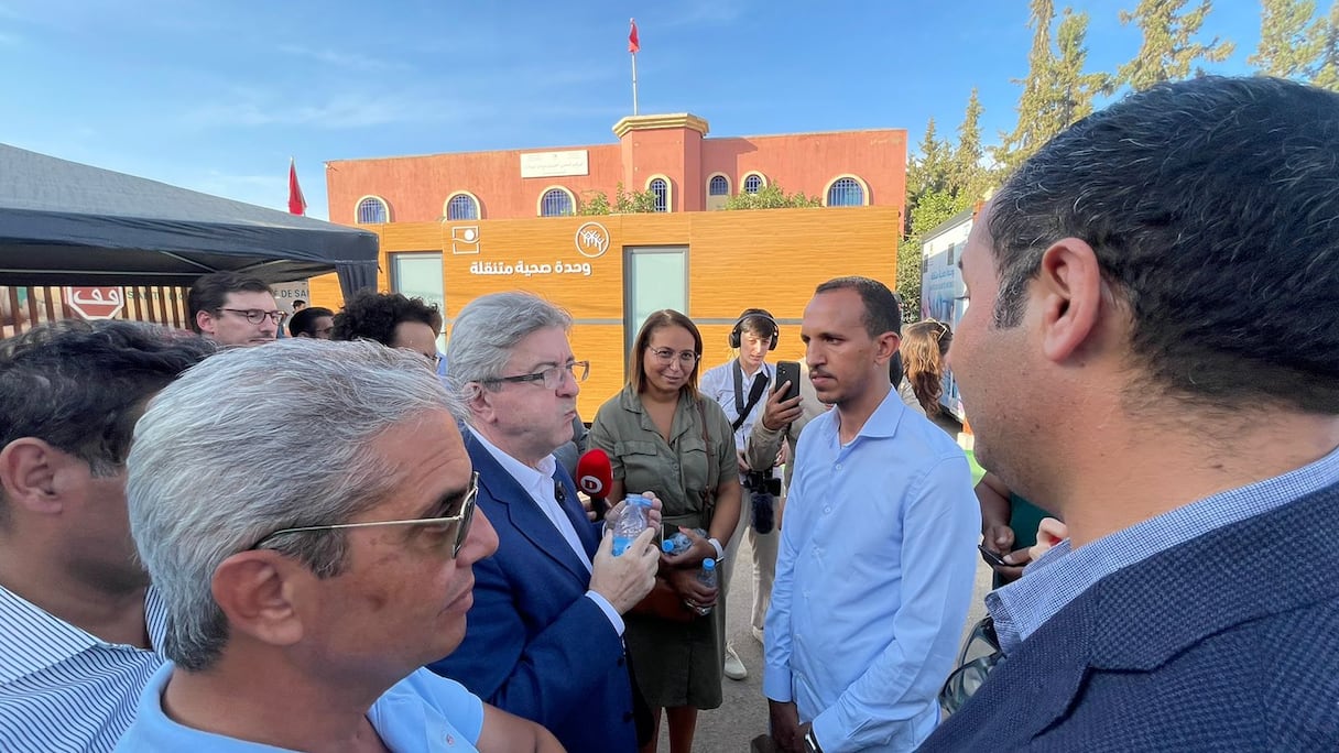 Le leader de La France Insoumise, Jean-Luc Mélenchon, lors d'une visite de solidarité à Amizmiz, mercredi 4 octobre 2023.