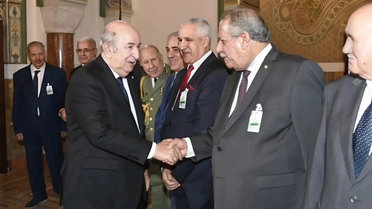 Abdelmadjid Tebboune serrant la main à Boualem Boualem, son directeur de cabinet, sous le regard de Saïd Chengriha, chef d'état-major de l'armée algérienne.
