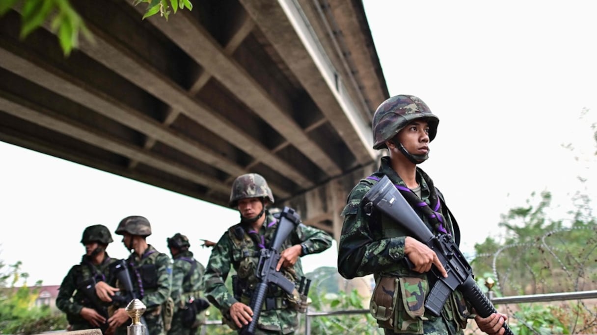 Des militaires thaïlandais montent la garde sur la rivière Moei du côté thaïlandais, à la frontière avec la Birmanie.