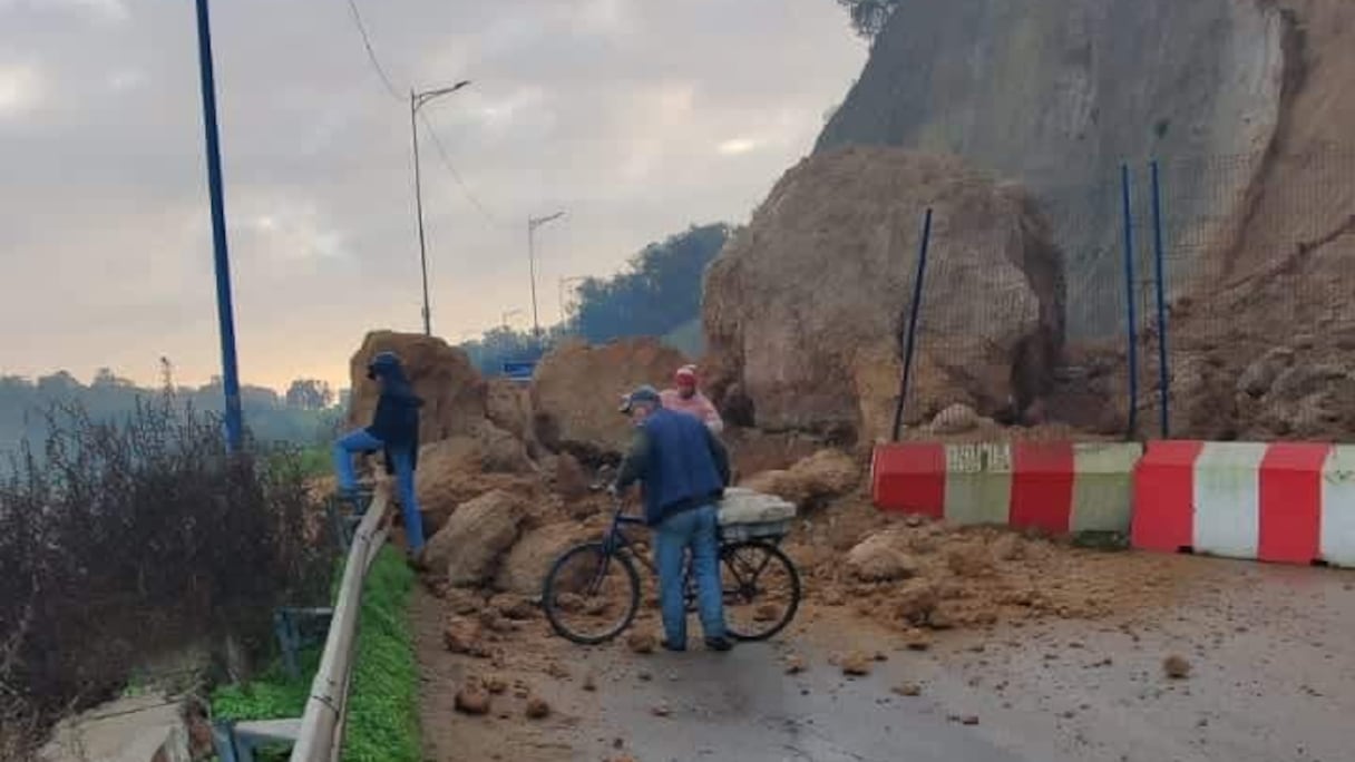Une vue du glissement de terrain sur la route de Mehdia, survenu le jeudi 29 décembre 2022.