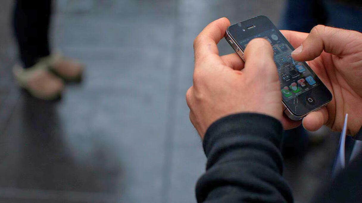 Un homme utilise son téléphone.