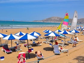 Une plage privée de la baie d'Agadir, gérée par un établissement hôtelier.
