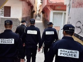 Des éléments de la DGSN veillant au respect de l'état d'urgence sanitaire dans un quartier populaire au Maroc.