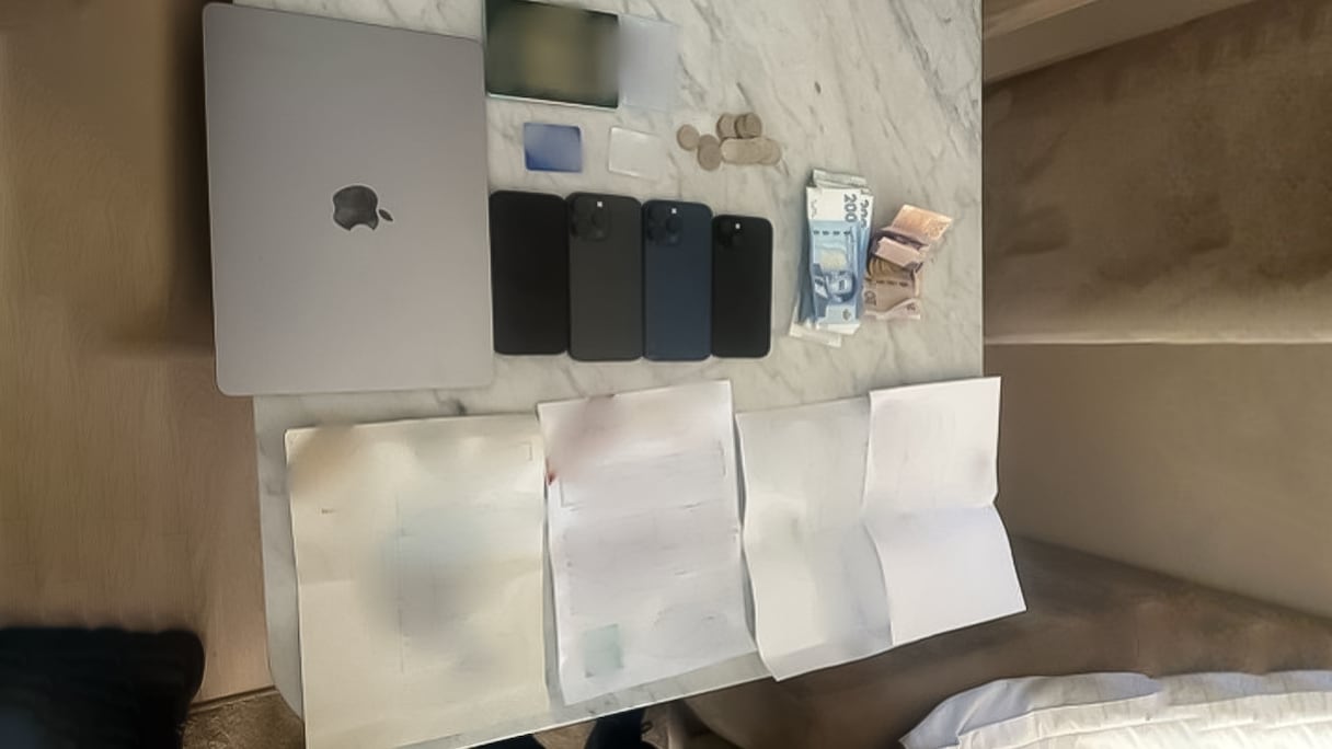 Les documents et objets saisis auprès d'un ressortissant français recherché par Interpol et arrêté à Marrakech.