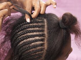 Les salons de coiffure africains se multiplient à Bab Marrakech à Casablanca.