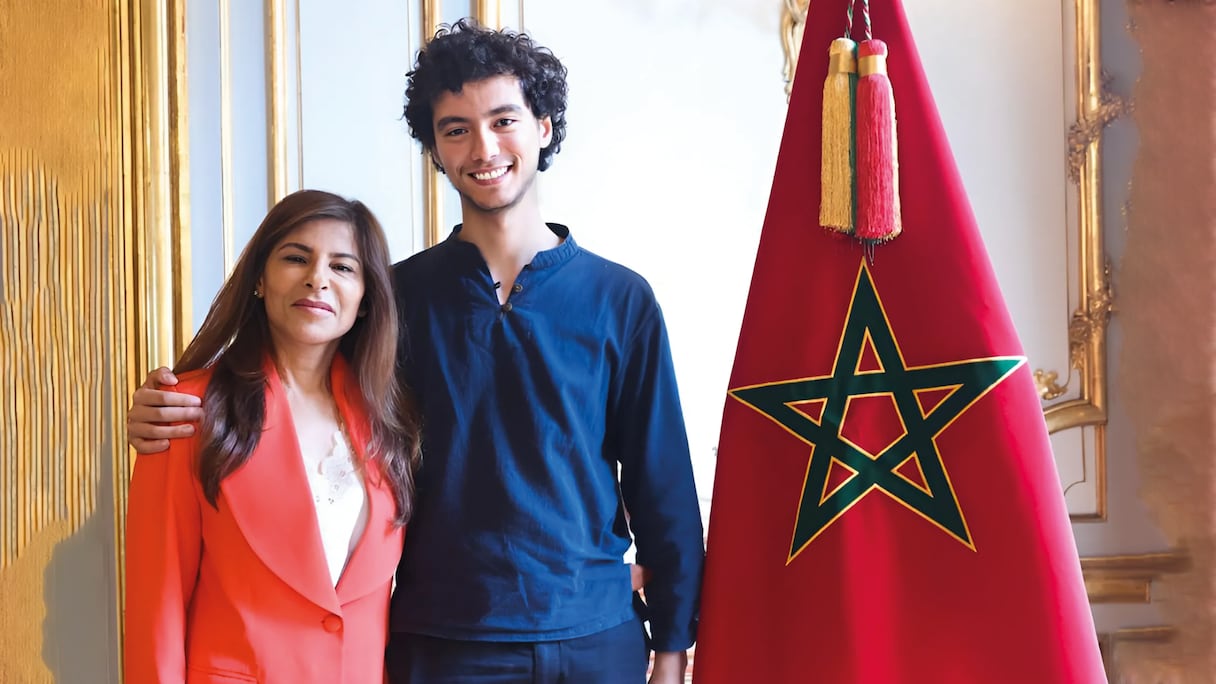 Le jeune ingénieur marocain Abdallah Lamane avec l’ambassadrice du Maroc en France, Samira Sitaïl.