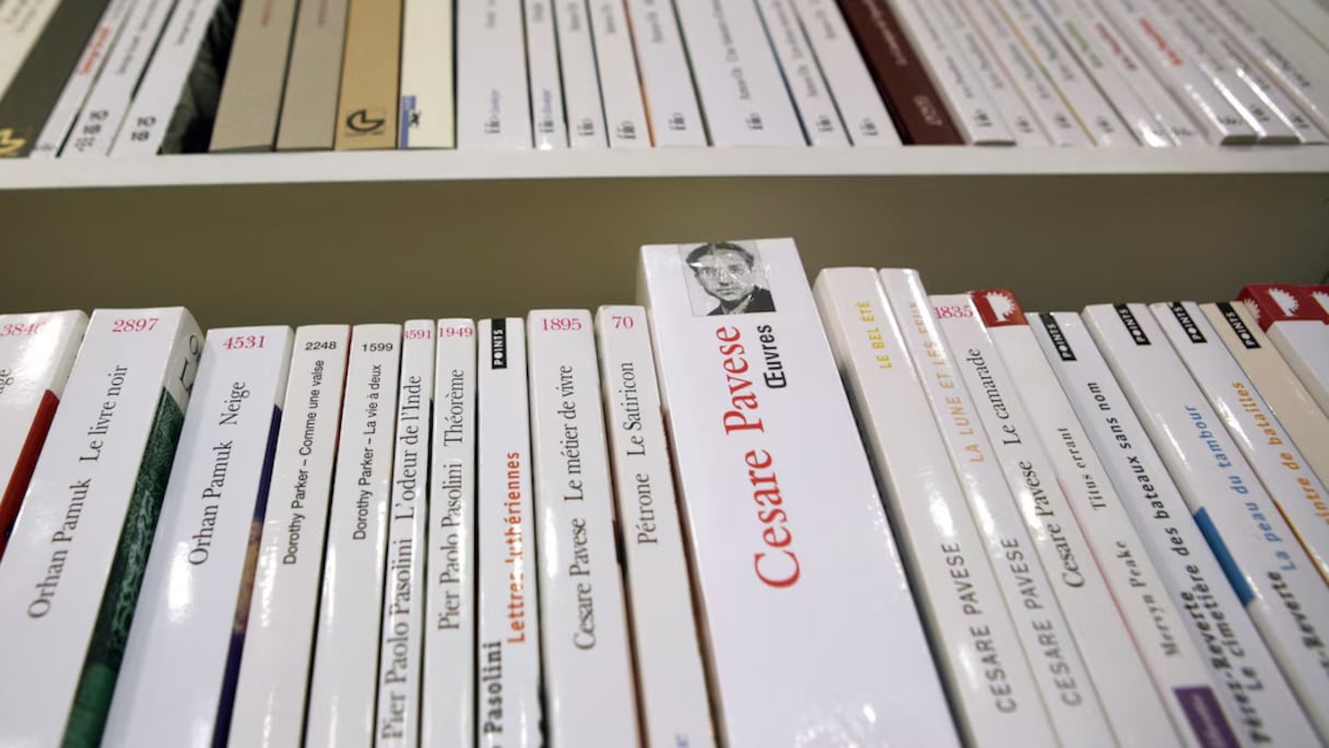Des livres de poche dans une librairie.