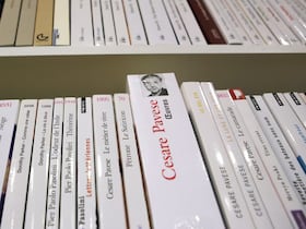 Des livres de poche dans une librairie.