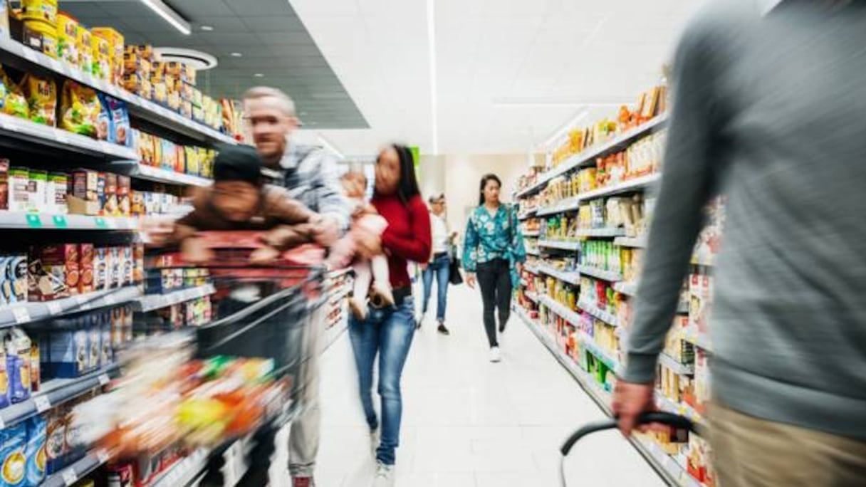 Des consommateurs effectuent leurs achats dans une grande surface.