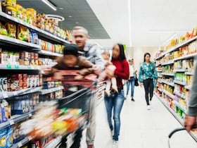 Des consommateurs effectuent leurs achats dans une grande surface.