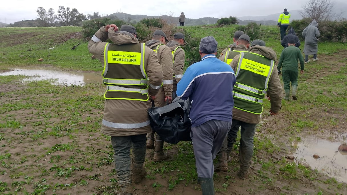 Le corps d'une victime des inondations retrouvé par les éléments des Forces auxiliaires.