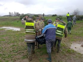 Le corps d'une victime des inondations retrouvé par les éléments des Forces auxiliaires.