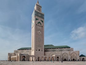 Mosquée Hassan II, Casablanca. Cet édifice religieux peut accueillir jusqu'à 25.000 fidèles dans ses salles de prières (80.000 fidèles sur son esplanade).