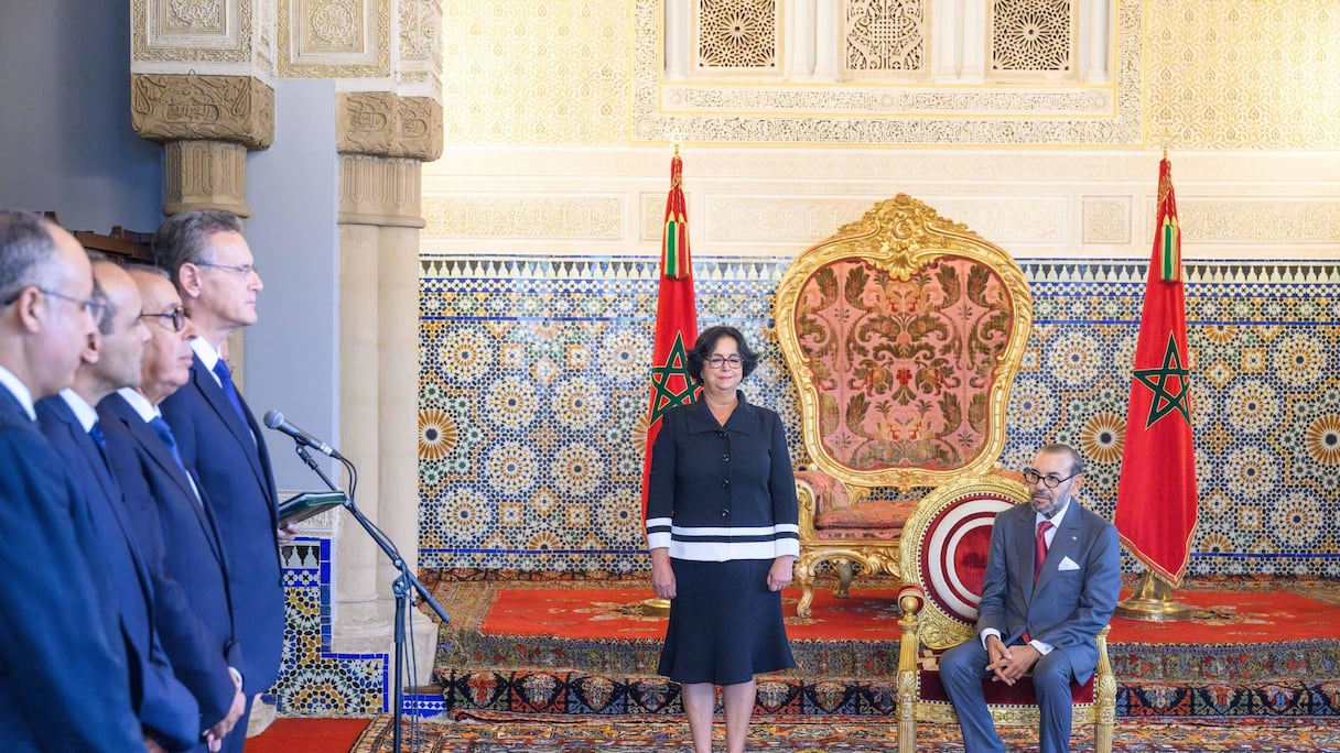 Le roi Mohammed VI recevant, mercredi 23 octobre 2024, les nouveaux membres nommés au Conseil supérieur de la communication audiovisuelle.