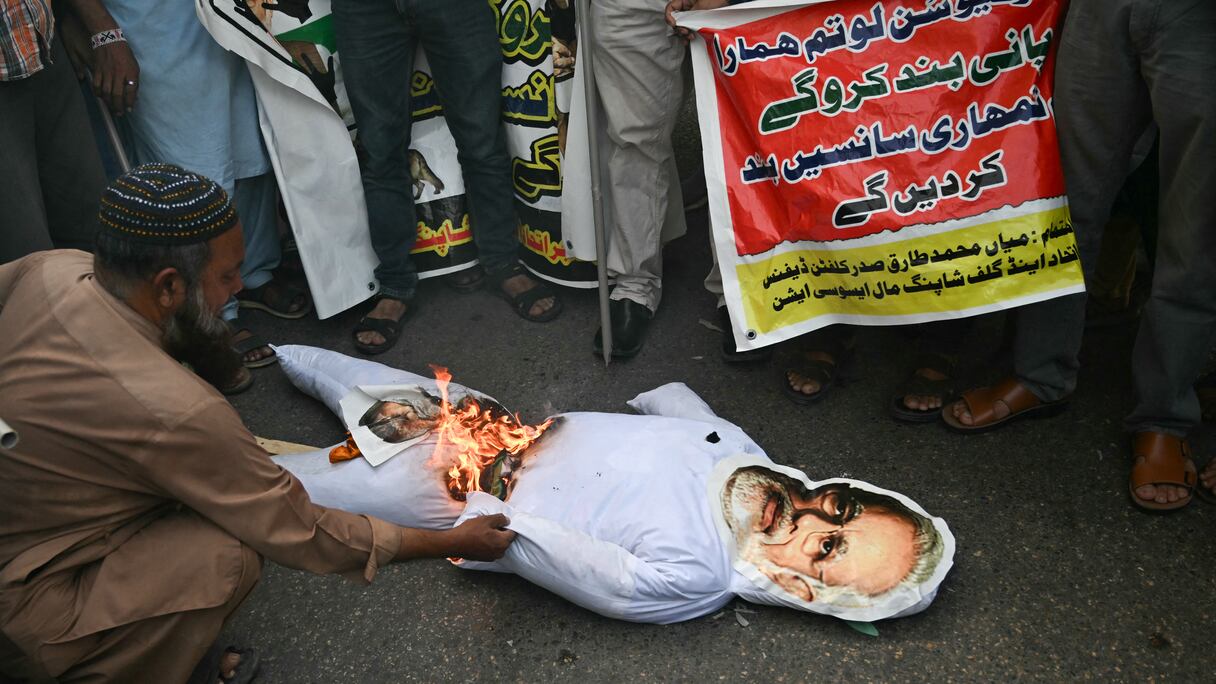 Des commerçants crient des slogans et brûlent le drapeau national indien et l'effigie du Premier ministre indien Narendra Modi lors d'une manifestation anti-indienne à Karachi le 29 avril 2025