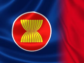 Les drapeaux de l'ASEAN et du Royaume du Maroc.