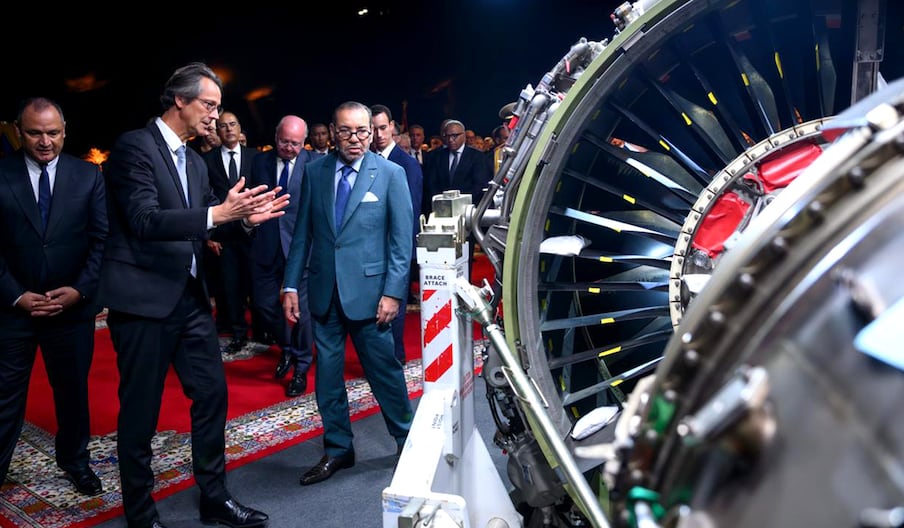 Le roi Mohammed VI, accompagné du prince héritier Moulay El Hassan, lors de la cérémonie de lancement des travaux du complexe industriel de moteurs d’avions du groupe Safran, le 13 octobre 2025 à Nouaceur.