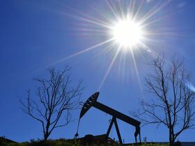 Pompe à pétrole en état de marche à Signal Hill, dans le comté de Los Angeles, en Californie, le 17 février 2022, où les prix de l'essence ont atteint un niveau record. Le pétrole a été découvert pour la première fois à Signal Hill en 1921.