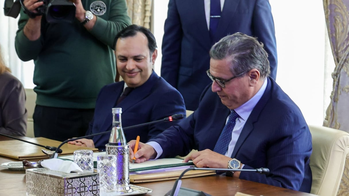 Le chef du gouvernement, Aziz Akhannouch, et le ministre de l’Inclusion Économique, de la Petite entreprise, de l’Emploi et des Compétences, Younes Sekkouri, lors de la signature de l'accord du 29 avril 2024 à Rabat.