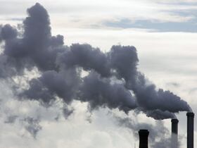 De la fumée s'échappant d'une usine de retraitement à Paris en 2006.