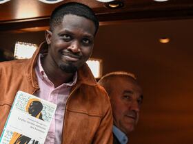 Le sénégalais Mohamed Mbougar Sarr a remporté le prix Goncourt pour son roman "La plus secrète mémoire des hommes", à Paris le 3 novembre 2021.