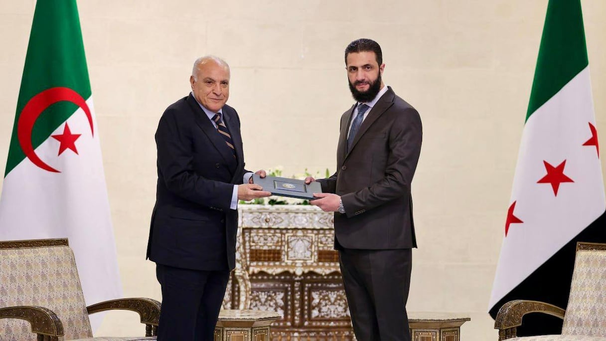 Ahmed Attaf, ministre des Affaires étrangères algérien et Ahmed Al-Charaa, président de Syrie.