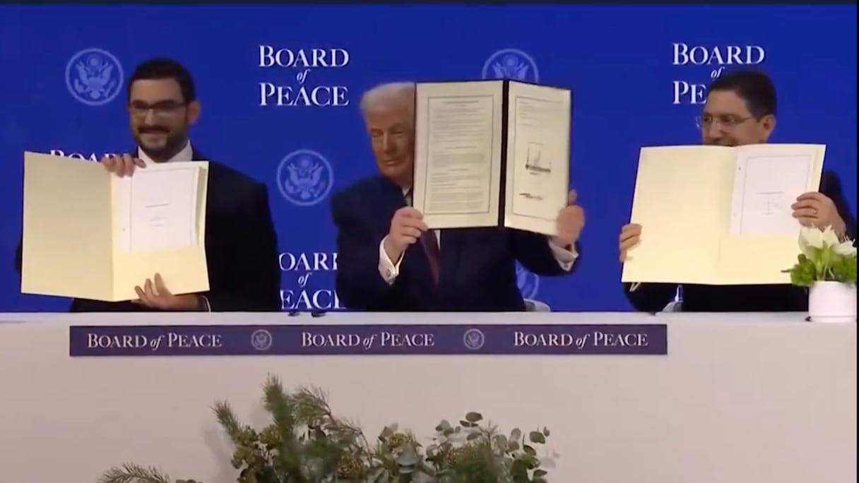 Lors de la signature de la Charte constitutive du Conseil de Paix.
