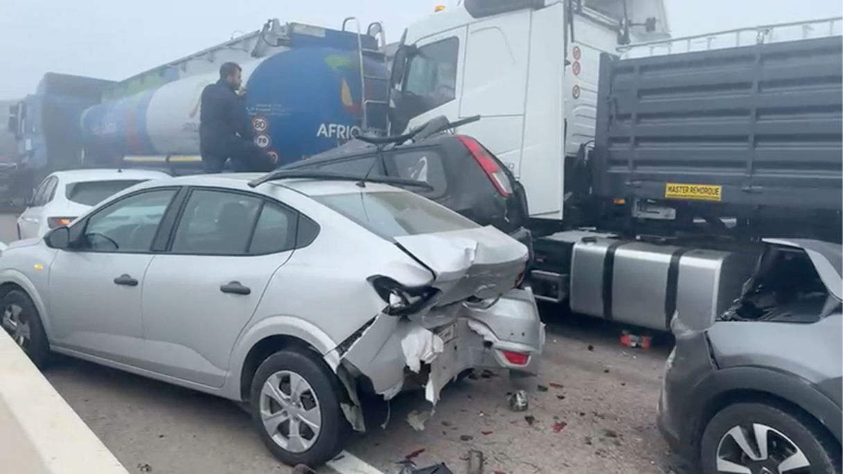 شهد الطريق السيار الرابط بين الدار البيضاء والجديدة ،صباح اليوم الجمعة، حادثة سير مروعة بين عدد كبير من الشاحنات والسيارات مما أدى إلى توقف حركة السير وتعطل حركة المرور بشكل كامل في الاتجاهين.