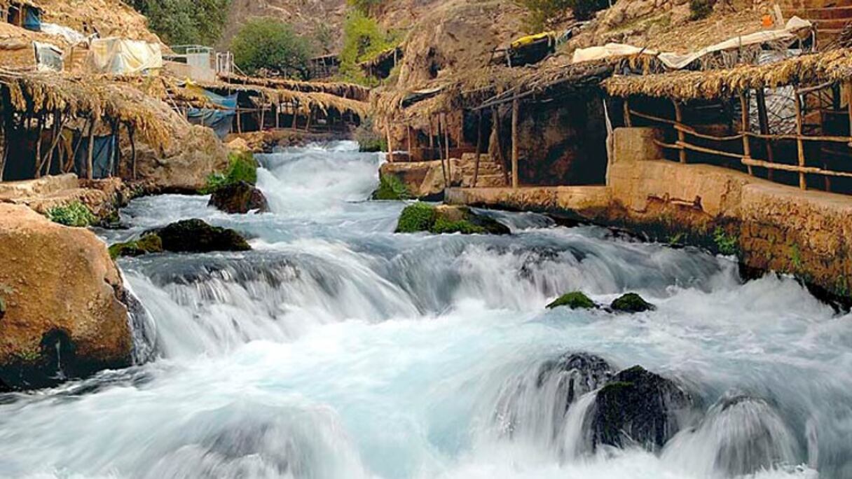 Sources de l'oued Oum-Er-Rbia, dans le Moyen Atlas. L'Oum-Er-Rbia (la "Mère du Printemps") est l'oued le plus long du Maroc. Pas moins de 40 sources d'eau douce l'alimentent, certaines en cascade, comme ici, et 7 d'eau salée, en amont du site ci-dessus.
