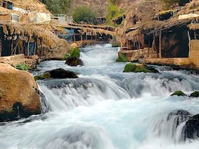 Sources de l'oued Oum-Er-Rbia, dans le Moyen Atlas. L'Oum-Er-Rbia (la "Mère du Printemps") est l'oued le plus long du Maroc. Pas moins de 40 sources d'eau douce l'alimentent, certaines en cascade, comme ici, et 7 d'eau salée, en amont du site ci-dessus.